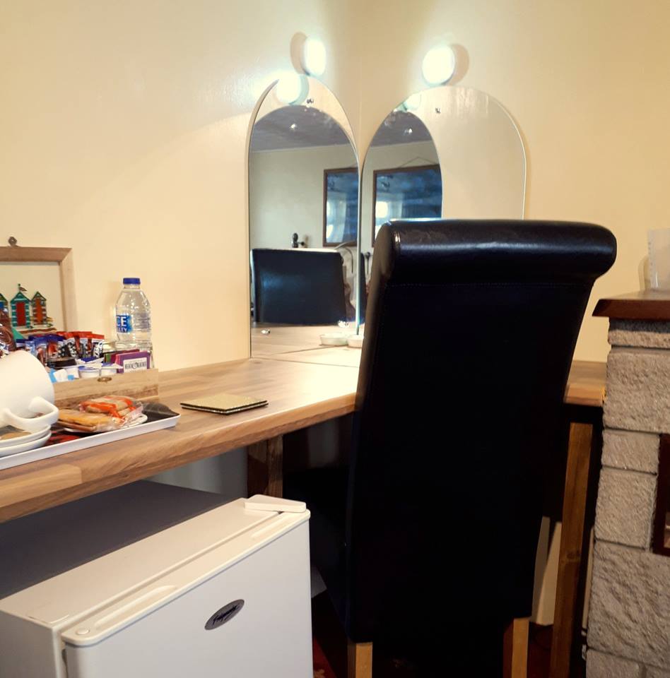 photo of the luxury king room desk