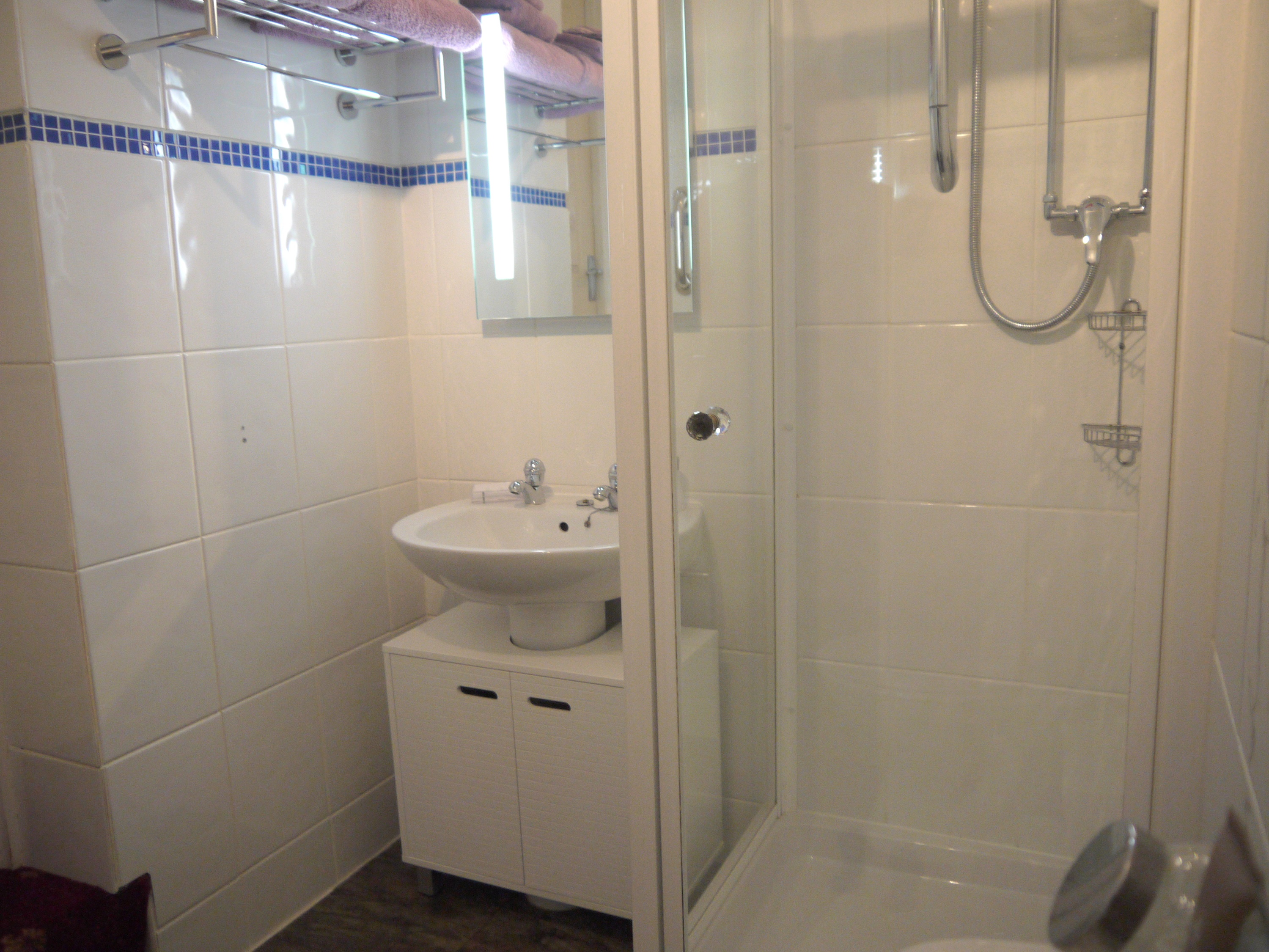 photo of the double rooms ensuite shower and wash basin